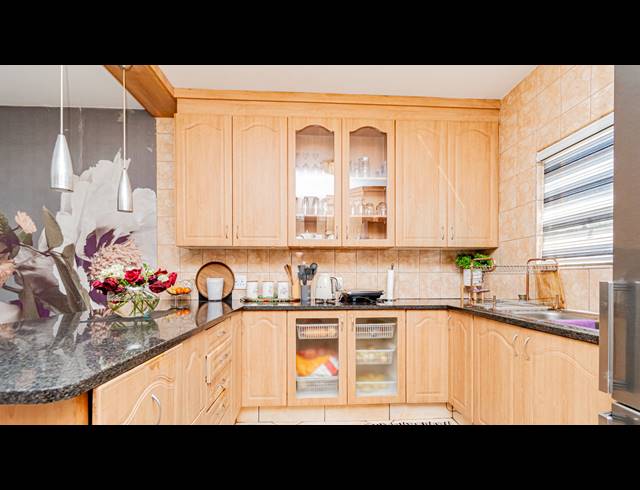 3 BEDROOM TOWNHOUSE FOR SALE IN ELANDSHAVEN